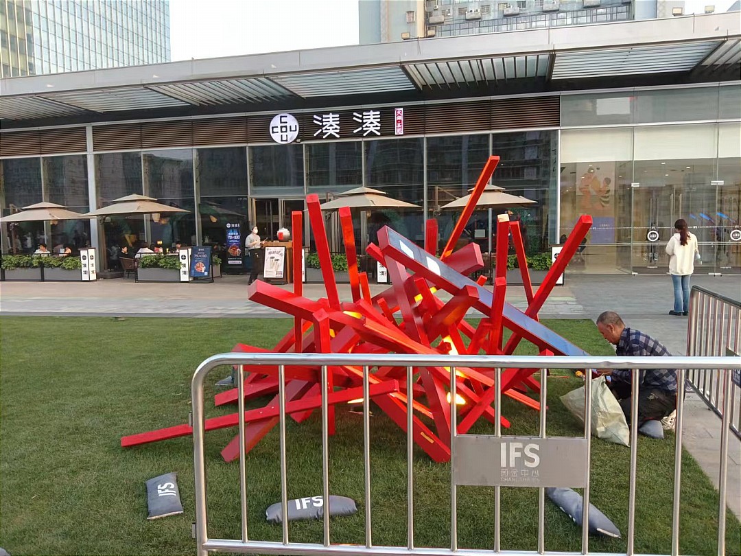 长沙美陈公司,长沙景观亮化公司,美陈小品,景观艺术,装置艺术,长沙国金中心,长沙IFS