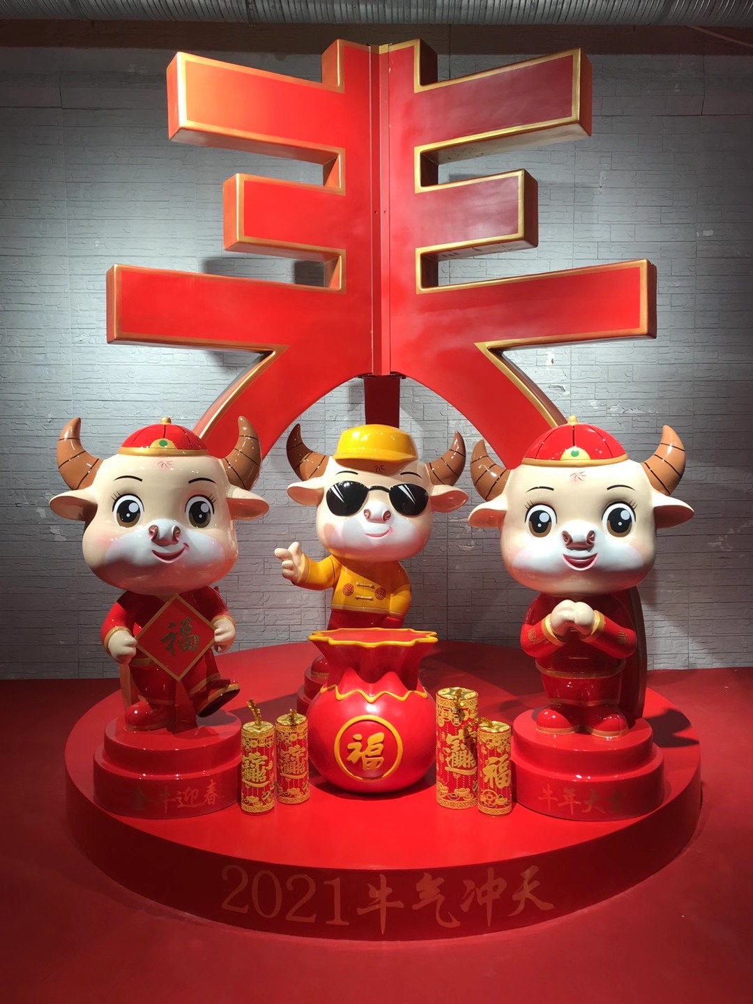 牛年玻璃钢卡通雕塑_玻璃钢卡通牛_贵阳卡通雕塑_玻璃钢卡通雕塑设计公司
