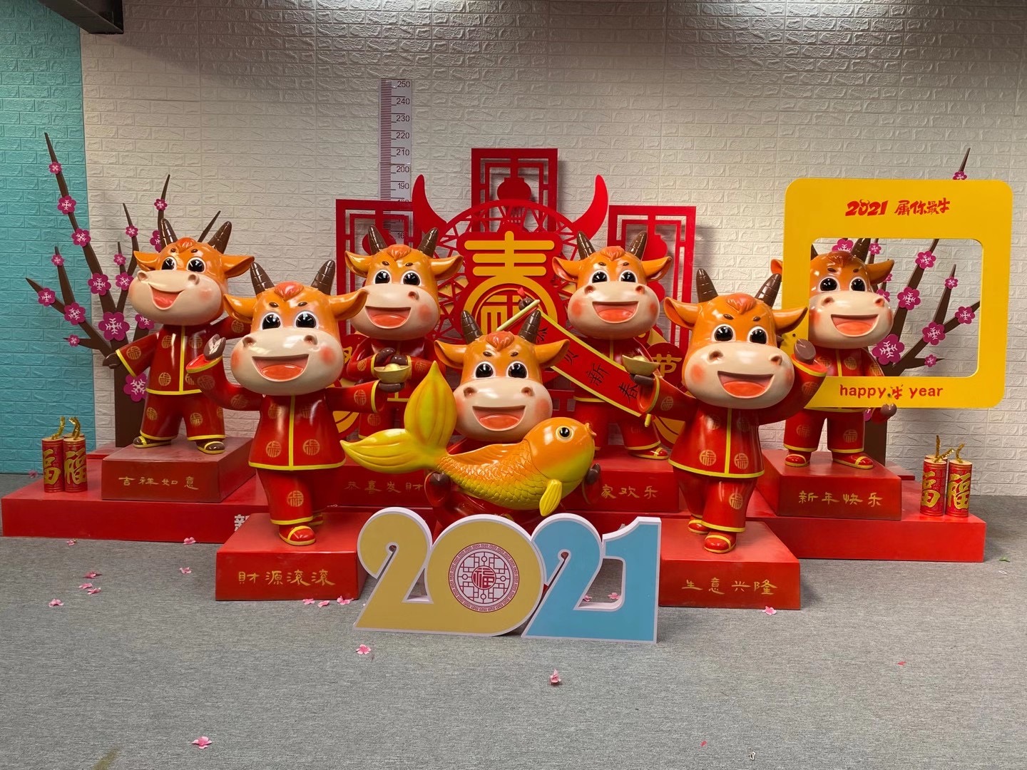 牛年玻璃钢卡通雕塑_玻璃钢卡通牛_贵阳卡通雕塑_玻璃钢卡通雕塑设计公司