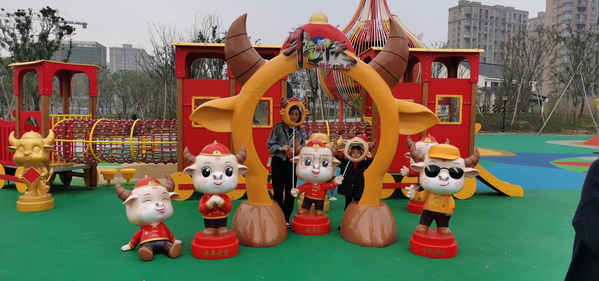 牛年玻璃钢卡通雕塑_玻璃钢卡通牛_贵阳卡通雕塑_玻璃钢卡通雕塑设计公司