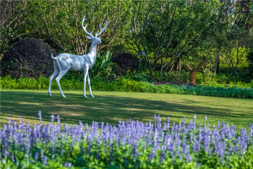鹿主题的雕塑作品